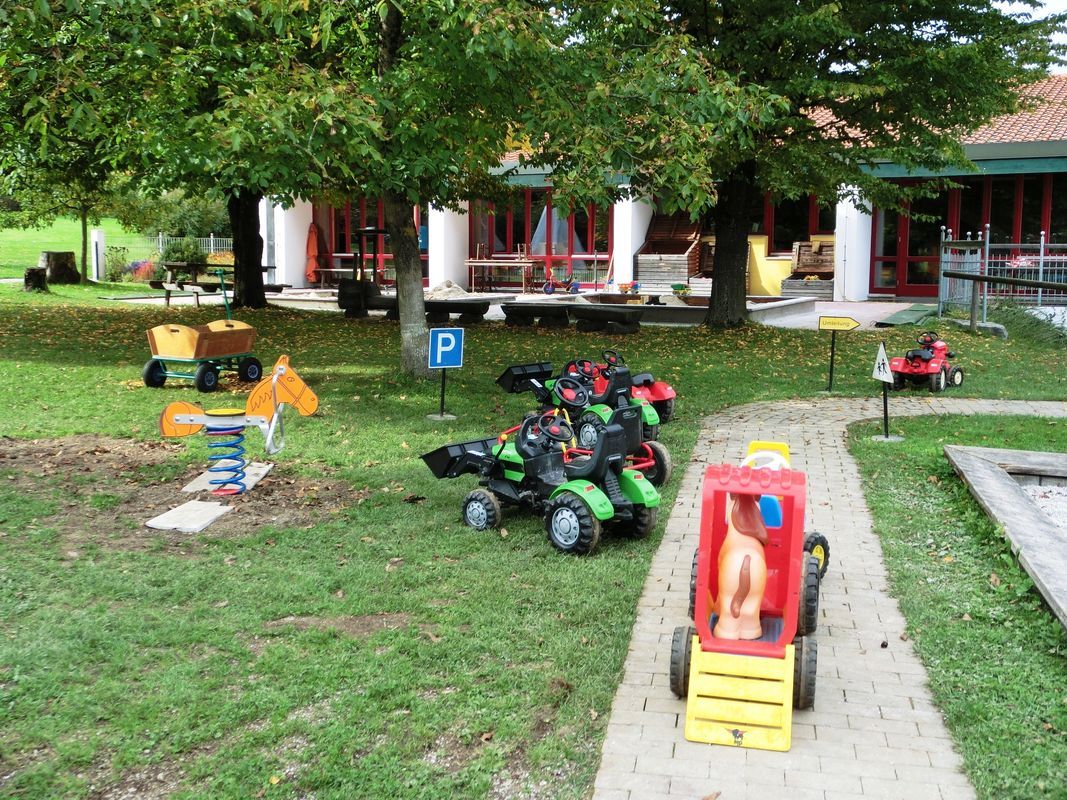 Unser Garten mit diversen Fahrzeugen