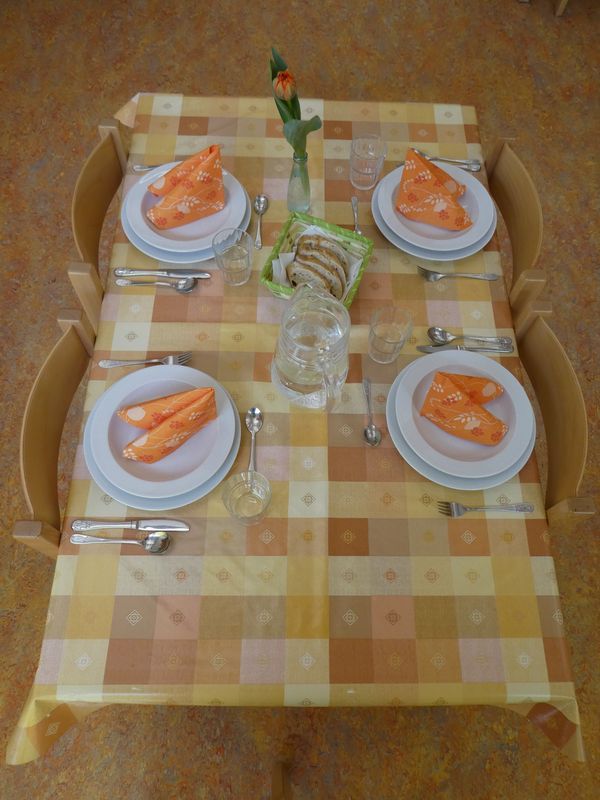 Schön dekorierter Mittagstisch
