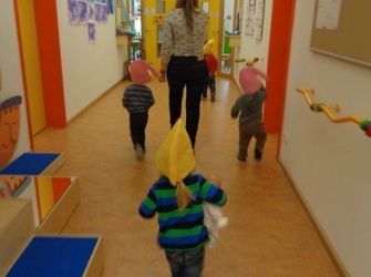 Freundlicher Flur mit Spielen