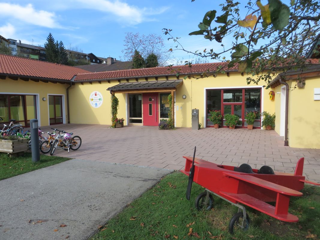 Kindertagesstätte von außen mit Eingang